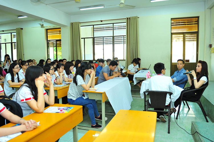 Truong Ngoc Anh Kim Ly gian di giao luu cung sinh vien-Hinh-2